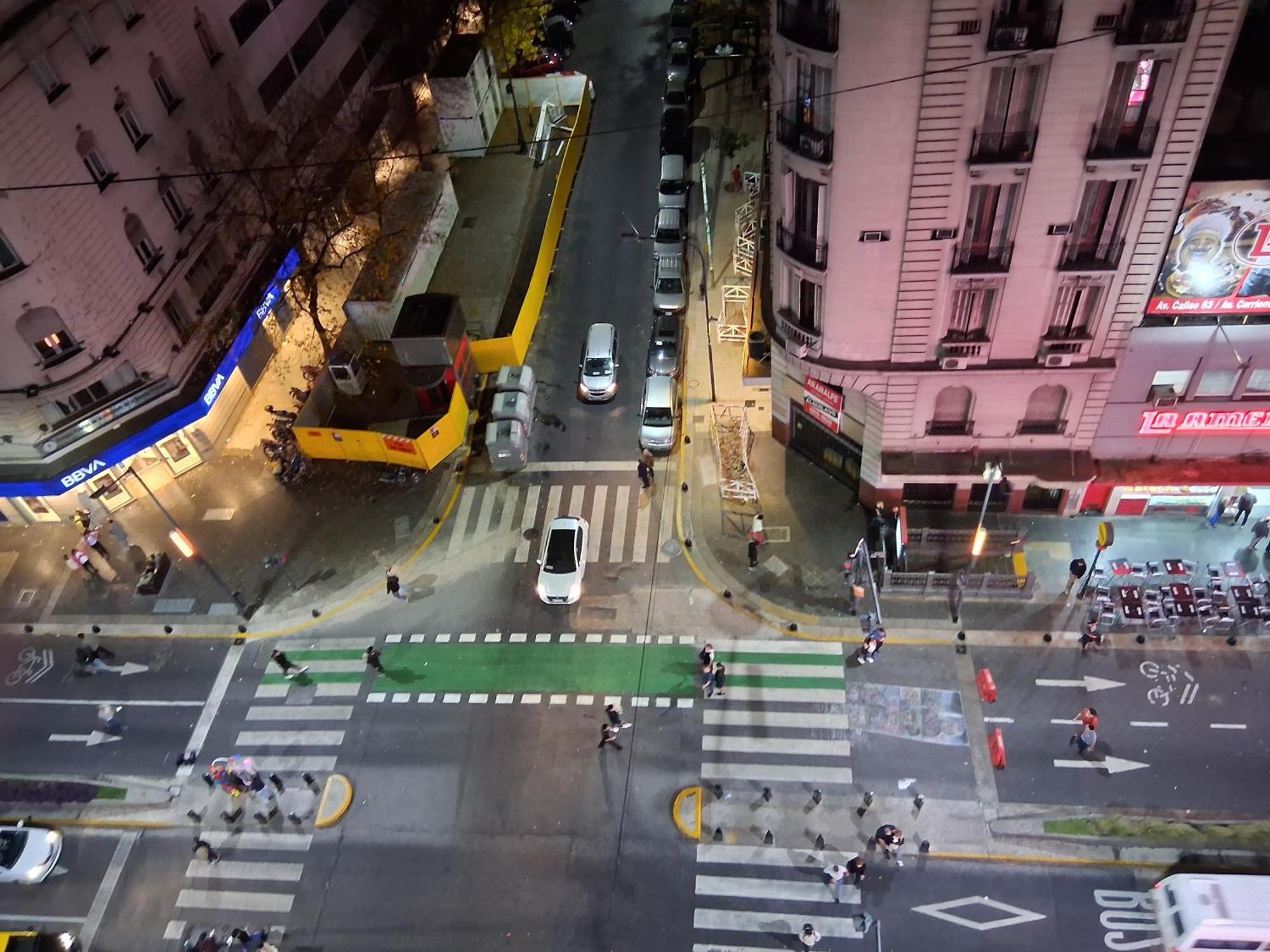 4 Ventanales Sobre La Avenida Corrientes Apartment - Buenos Aires — Fotos 1